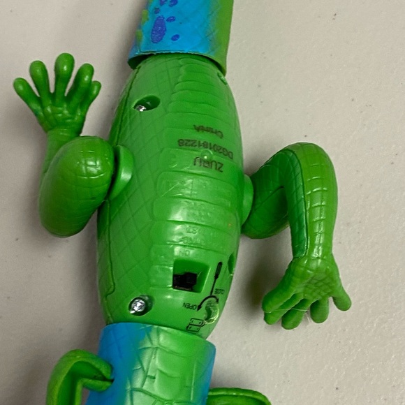 Robo Alive Lurking Lizard series - Blue and Green - Picture 10 of 14